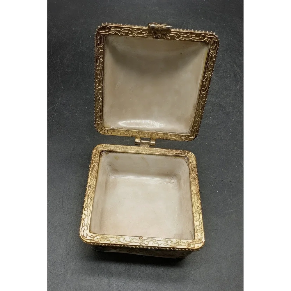 Vintage Japanese Porcelain Trinket Box Hand Painted Geisha Scene Gold 2.5